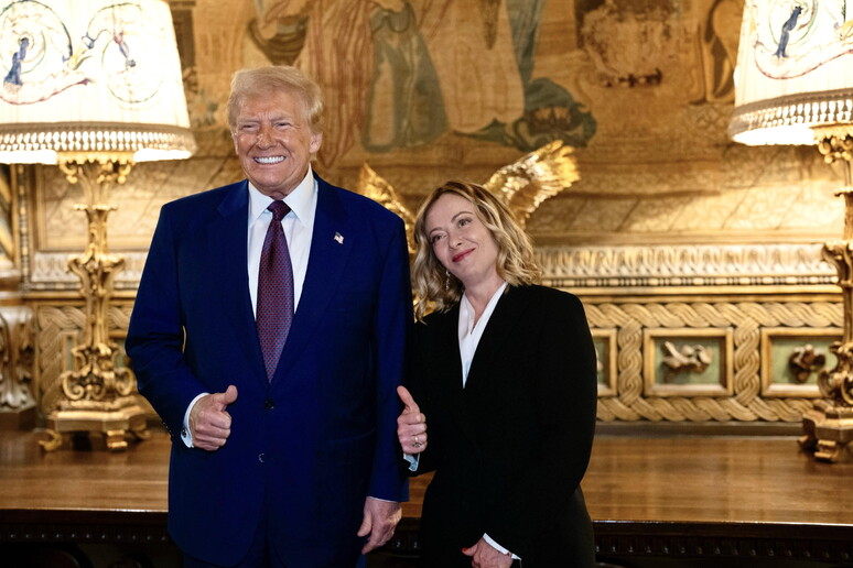 Meloni da Trump a Mar-a-Lago, il presidente eletto: “Giorgia ha davvero preso d’assalto l’Europa, è una donna fantastica”